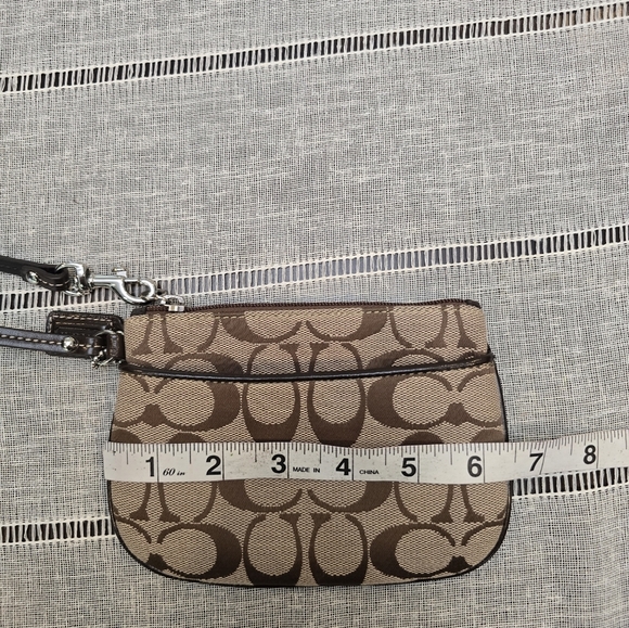 Coach Brown Signature Logo Wristet Size 6x4 Purple Lining New Whitout Tag - Picture 8 of 9